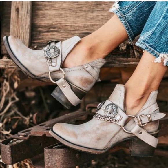 Freebird NEW Mystic Gray Leather Harness Ankle Boots With Chain & Concho Sz 9 - Picture 1 of 12